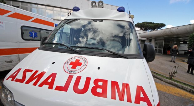 Napoli, ambulanza circondata e presa a calci: «È la 34esima aggressione dall'inizio dell'anno»