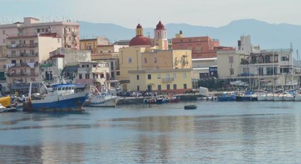 Tuffi vietati in porto: volantino per stanare gli incivili a Torre del Greco