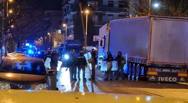 Il viale Europa a Castellammare dopo gli scontri tra gli ultras