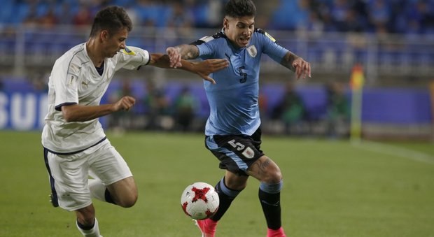 L'azzurrino Giuseppe Scalera contrasta Mathias Olivera durante Italia-Uruguay in Sud Corea