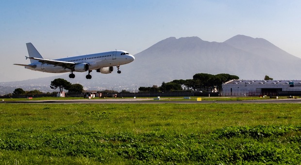 L'atterraggio di un aereo nello scalo di Napoli Capodichino