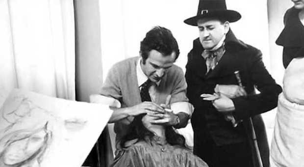 Jean Gruault (col cappello,) accanto a François Truffaut, in una scena di