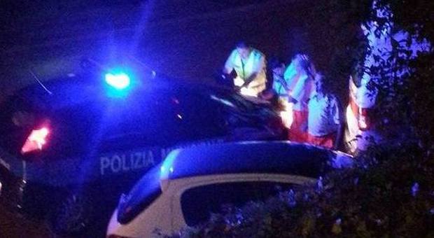 Perugia, follie del sabato: ubriaco distrugge una rotatoria con l'auto, poi accosta e se ne va