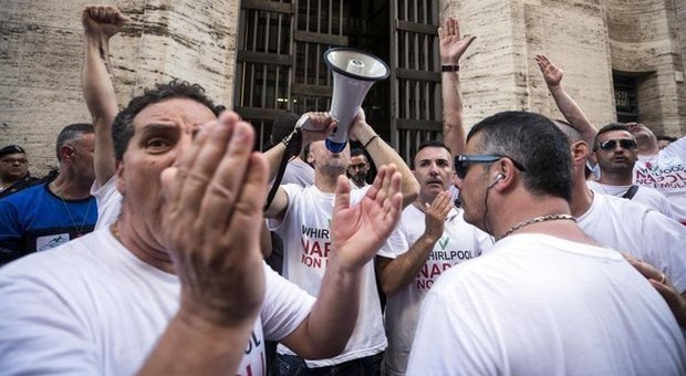 Fumata grigia, Whirlpool resta in bilico: «Ma tuteleremo i lavoratori di Napoli»