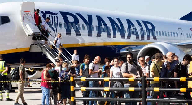Passeggeri sbarcano a Napoli Capodichino da un volo Ryanair