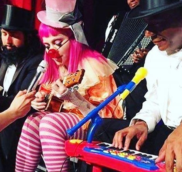 Madonna sul palco a Melbourne vestita da clown