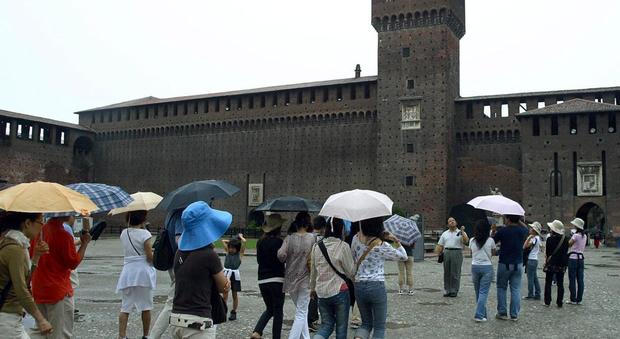 Milano, si staccano tegole dal tetto del Castello Sforzesco