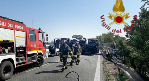 Incidente sulla Pontina, autocisterna si rovescia: traffico paralizzato verso Roma e Pomezia