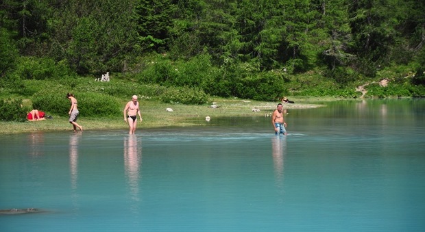 Stop ai cafoni: ordinanza per vietare di fare il bagno nel lago del Sorapis