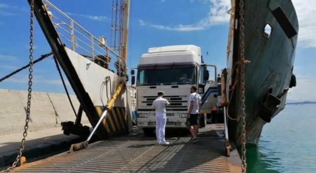 Pozzuoli-Casamicciola, sul traghetto troppi passeggeri: scatta la multa per la compagnia