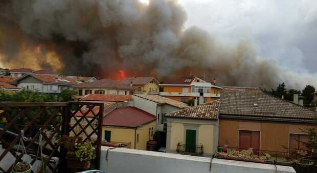 Pescara, l'incendio a San Silvestro: danneggiate dal fuoco diverse abitazioni