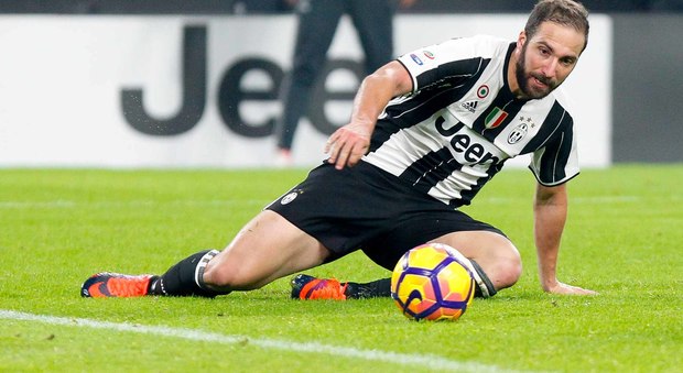 Juventus, Higuain si ferma: non convocato per Siviglia