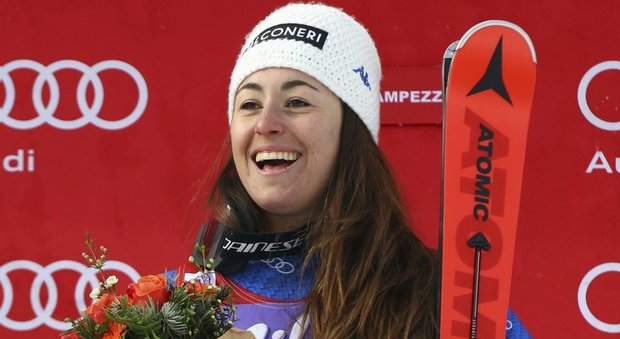 Sofia Goggia sul podio di Cortina
