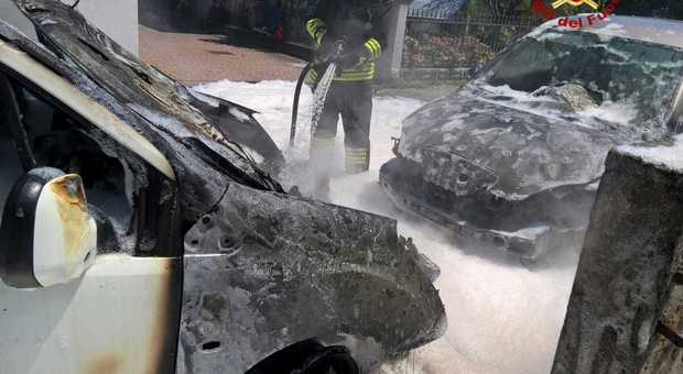 Scontro frontale: esplode bombola Gpl automobili in fiamme e autisti in fuga