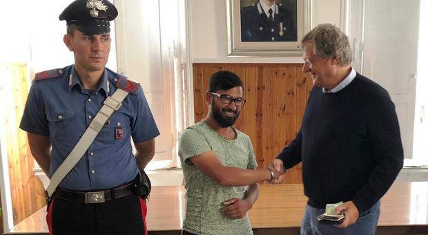 Trova portafogli con 2.000 euro a Roma: bengalese lo restituisce al proprietario e rifiuta la ricompensa