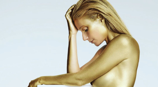 Gwyneth Paltrow in total gold per i suoi 50 anni: scultorea e giunonica