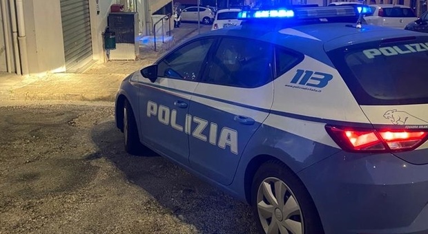 Ancona, impazzisce senza motivo e tira calci contro i portoni (rompendo un vetro): denunciato un 35enne