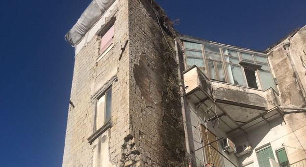 Attimi di paura nel Napoletano, crolla ala di un edificio a Portici