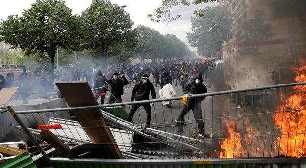 Parigi, scontri per il Primo maggio: 1200 incappucciati scatenano il caos