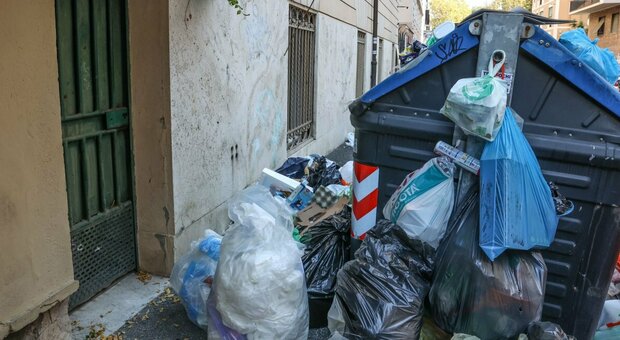 Rifiuti a Roma, nel Quartiere Trieste il cantiere blocca i cassonetti: marciapiede ridotto a discarica