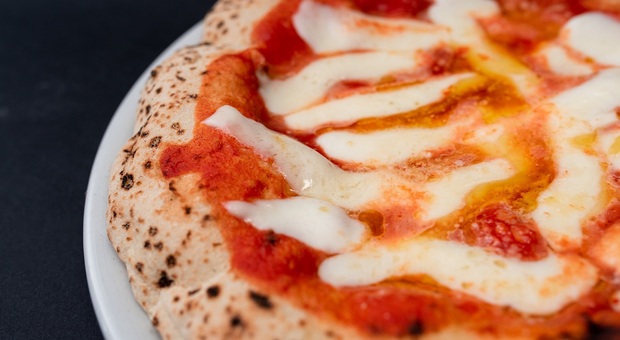 Napoli, la pizza artigianale di Ciro Amodio pronta per essere completata a casa