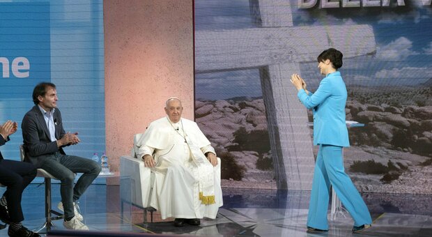 Papa Francesco, il siparietto con Lorena Bianchetti: «Quando ero piccolo di certo non c'era ancora la tv»