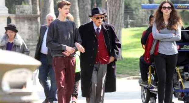 Il presidente emerito Napolitano a passeggio a Villa Borghese con la moglie Clio e i nipoti