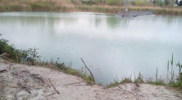 Il laghetto in cui è stato trovato morto il quarantaduenne