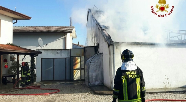 Paura nel Veronese: il fuoco distrugge un deposito di pellets