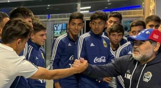Napoli sulla nuova stella argentina: sui social la foto con Maradona