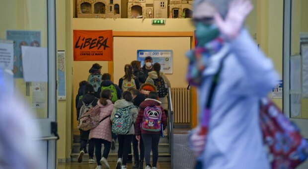 Covid a Napoli, boom di contagi nelle scuole: 1.220 in nove giorni, più casi nella primaria