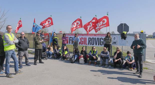 Il picchetto dei lavorato e dei sindacati fuori dalla Geodis di Arquà Polesine