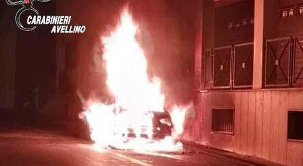 Due auto a fuoco nella notte: doppio giallo in Irpinia