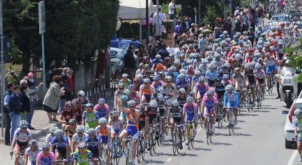 Il Giro d'Italia a Pescara Coronavirus, il ciclismo vuole ripartire: stagione fino a novembre e abbuono della tassa