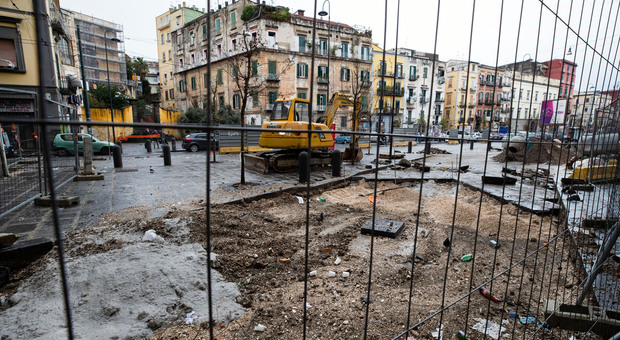 Napoli, il Madre ingabbiato tra cantieri e stendini
