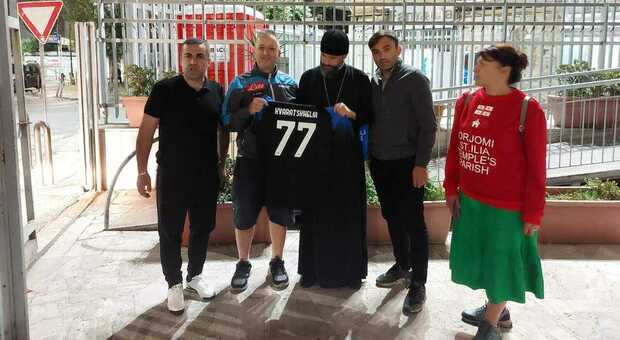 Kvaratskhelia la maglia del Napoli alla comunità georgiana dopo il furto