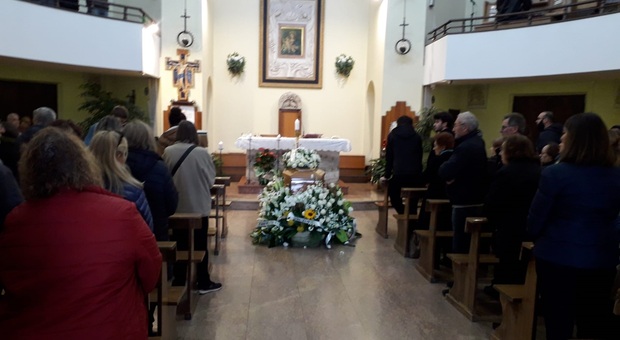 L’interno della chiesa Gran Madre di Dio, a San Lazzaro gremita di persone.