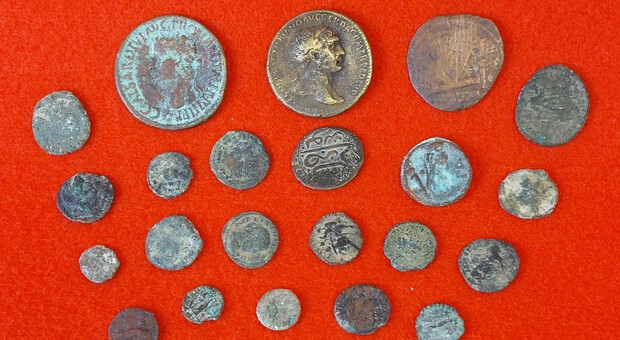 Monete romane e gemme preziose, in un anno sequestrati più di 6mila beni culturali venduti nelle aste online