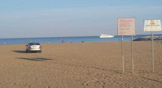 «Mi faccio un giro in spiaggia... con l'auto»: 40enne ubriaco s'insabbia a pochi metri dal mare