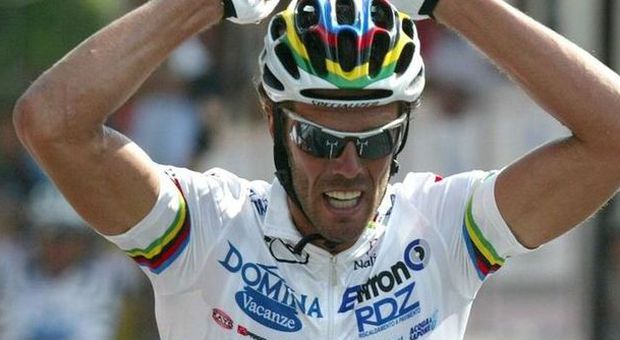 Paura per il ciclista Cipollini: l'ex campione travolto da un'auto mentre si allena
