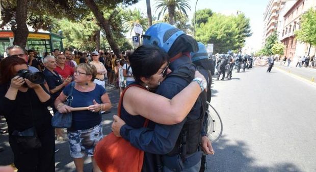 La manifestante abbraccia l'agente: «Lo so che sei come noi»