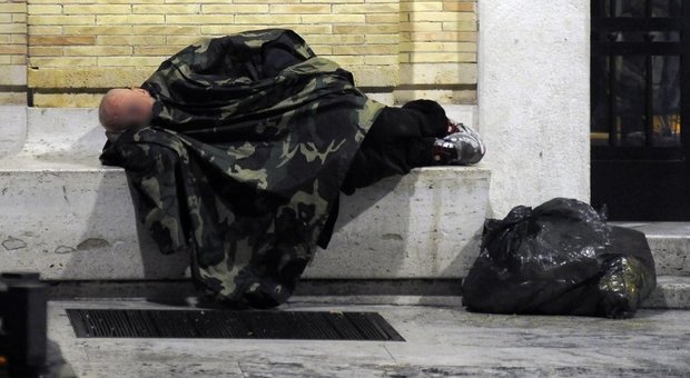 Clochard trovato morto nel parcheggio di un supermercato a Roma: il decesso per il freddo