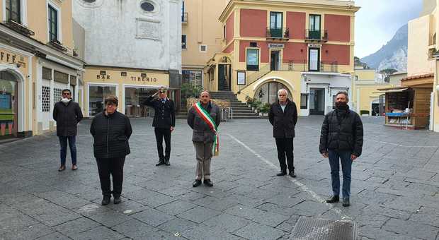 Capri, giunta in Piazzetta per l'omaggio alle vittime del coronavirus