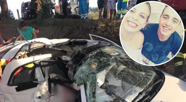 L'auto sbanda, Giusy e Alessio di 17 e 20 anni muoiono insieme nella Fiat 500