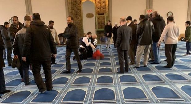 Londra, fedele musulmano accoltellato nella moschea di Regent's Park: è ferito VIDEO