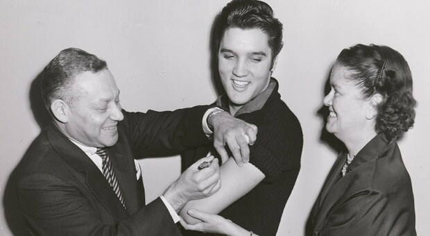 Obama, Bush e Clinton provano a ripetere l'effetto Elvis Presley: si vaccineranno in diretta tv come il "re del rock & roll"