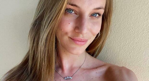 La modella Giulia Nicole Magro con la collana realizzata per lei
