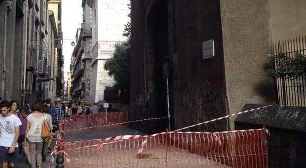 Napoli a pezzi | «Cede» anche Santa Chiara, paura e «spicconamento» | Foto
