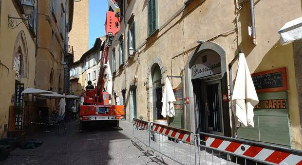 Orvieto centro storico. Pezzi di cornicione si staccano e cadono lungo Corso Cavour, chiuse alcune attività commerciali