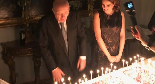 La festa per i 90 anni a Roma: il taglio della torta fra politici e manager